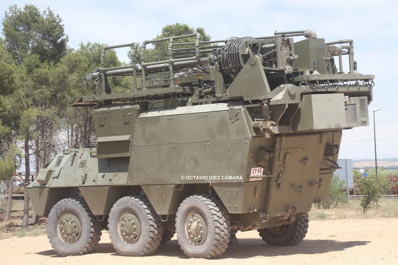 La parte trasera de la barcaza de este BMR EW es más alta, como otros de su familia, para acoger equipos y en la parte superior se incluye un mástil con antenas desplegables. Foto: Octavio Díez Cámara